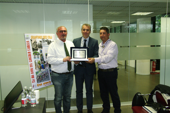 Il presidente di Assicoop Tiziano Tassoni iriceve la targa dalle mani del Sindaco di Zola e del Presidente del Circolo Dozza Davide Capelli rid